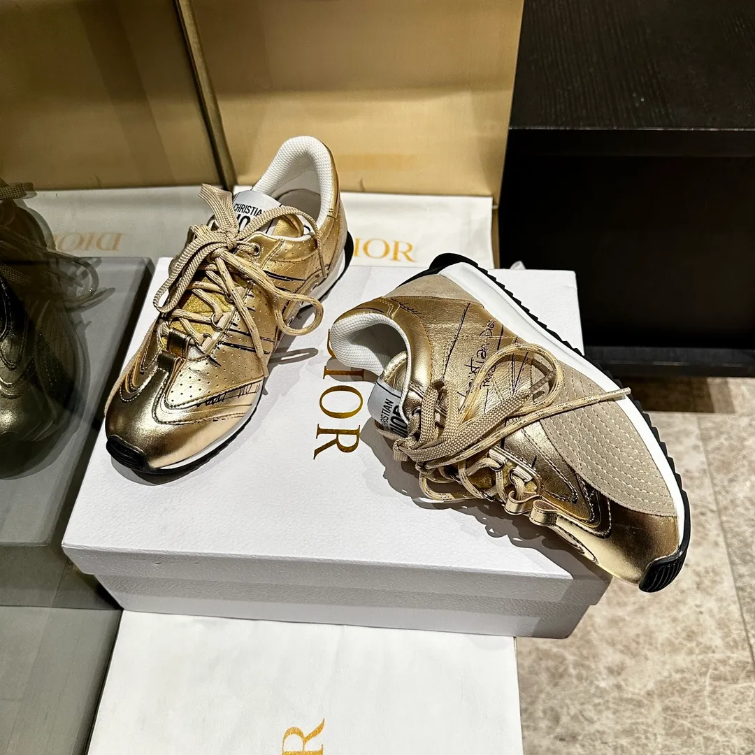 👟👟Ex-factory price 560👟👟, 2025, new series, this Dior, C'est sneaker shows eye-catching and fashionable style. Carefully crafted, the 3D printed design of the upper is super fashionable, and the details also add a touch of elegance. The lightweight two-tone sole offers exceptional comfort and sporty style. Can add a stylish touch to any casual look. The tongue and sole are decorated with the Christian Paris logo, and the cowhide design is styled. Women's size 35-40